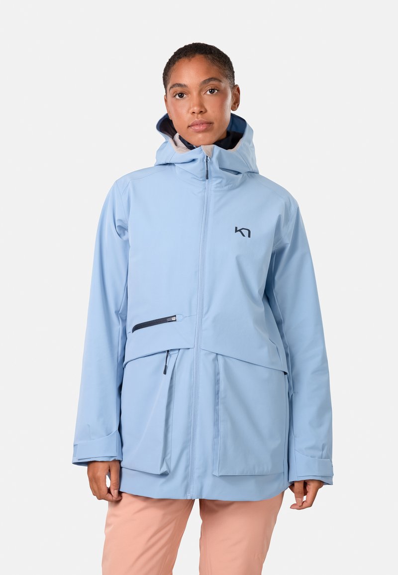 Hellblauer wasserdichter Jacke mit Kapuze,Frontreißverschluss und zwei Taschen. Verfügt über einen verstellbaren Saum und ein Logo auf der Brust.