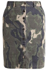 Falda de mezclilla de camuflaje con cintura alta, cierre de botón en la parte delantera y silueta ajustada. La paleta de colores incluye verde, beige y gris oscuro.
