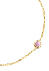 Auksinė grandinėlė su apvalia, šviesiai rožine perliuku, aptrauktu auksiniu korpusu, su pakaitomis lygiais ir tekstūruotais ryšiais.