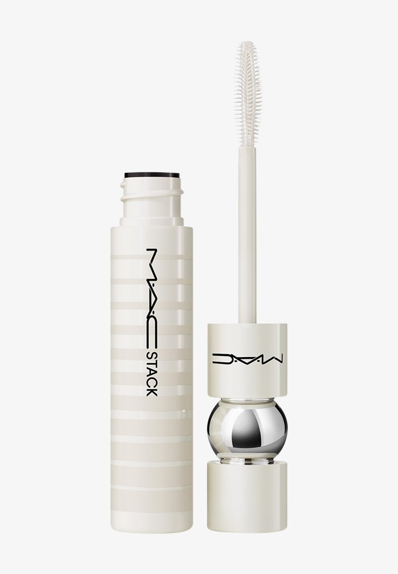 Tube de mascara cylindrique blanc avec une texture striée et une marque noire. Brosse allongée avec des poils fins pour l'application. Accent argenté à la base.