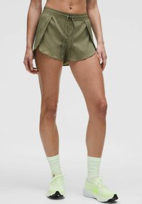 Olivgröna sportshorts med en texturerad design, elastisk midja och dragsko. Lättviktsmaterial med sidofickor för rörlighet.