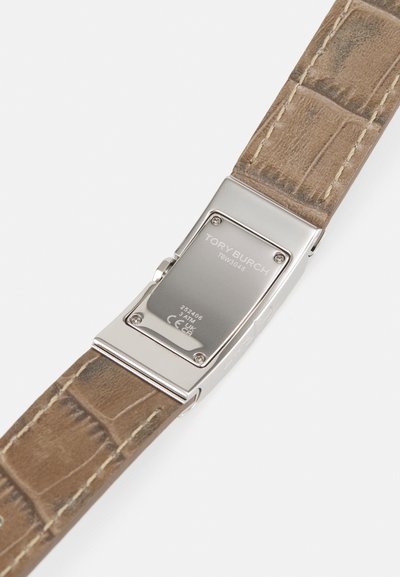 Orologio Tory Burch con cinturino in pelle marrone testurizzata e cassa in acciaio inossidabile argentato; presenta dettagli incisi e una chiusura a pulsante.