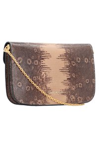 Brązowa torebka kopertowa z wzorem, zdobiona złotym łańcuszkiem, wykonana z teksturowanego materiału o gładkim wykończeniu i tłoczonym wzorze.