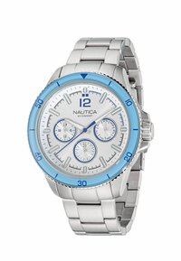 Reloj de acero inoxidable plateado con un bisel azul, esfera blanca y acentos azules. Presenta tres subesferas y una correa de eslabones plateados. Resistente al agua hasta 100 m.