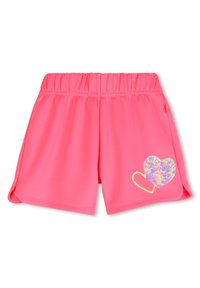 Ροζ σορτς με ελαστική μέση, που έχουν μια λαμπερή καρδιά ουράνιου τόξου με κίτρινο περίγραμμα στο κάτω αριστερό μέρος.