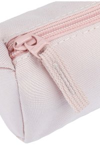 Astuccio per matite in tessuto rosa testurizzato con cerniera abbinata, dettagli di cucitura in evidenza e forma arrotondata. La base è piatta per garantire stabilità.