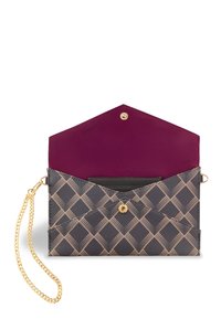 Tiskovaná kožená kabelka s geometrickým vzorem v tmavě šedé barvě a zlatými akcenty. Má zlatý řetízkový popruh a fialový interiér.