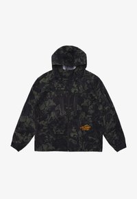 Musternimi must ja roheline jakk, millel on kapuuts, lukuga taskud, elastsed mansetid ja oranž logo rinnal.