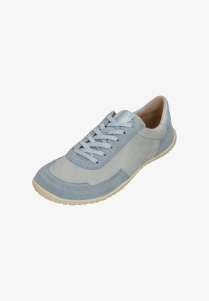 Hellblaue Wildledersneaker mit kontrastierenden Strukturelementen, rundem Zehenbereich, klassischem Schnürdesign und flexibler Gummisohle.