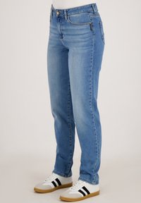 Lichtblauwe denim jeans met een rechte snit, vijf zakken en een lichte vervaging. Draag ze met witte sneakers met zwarte accenten.