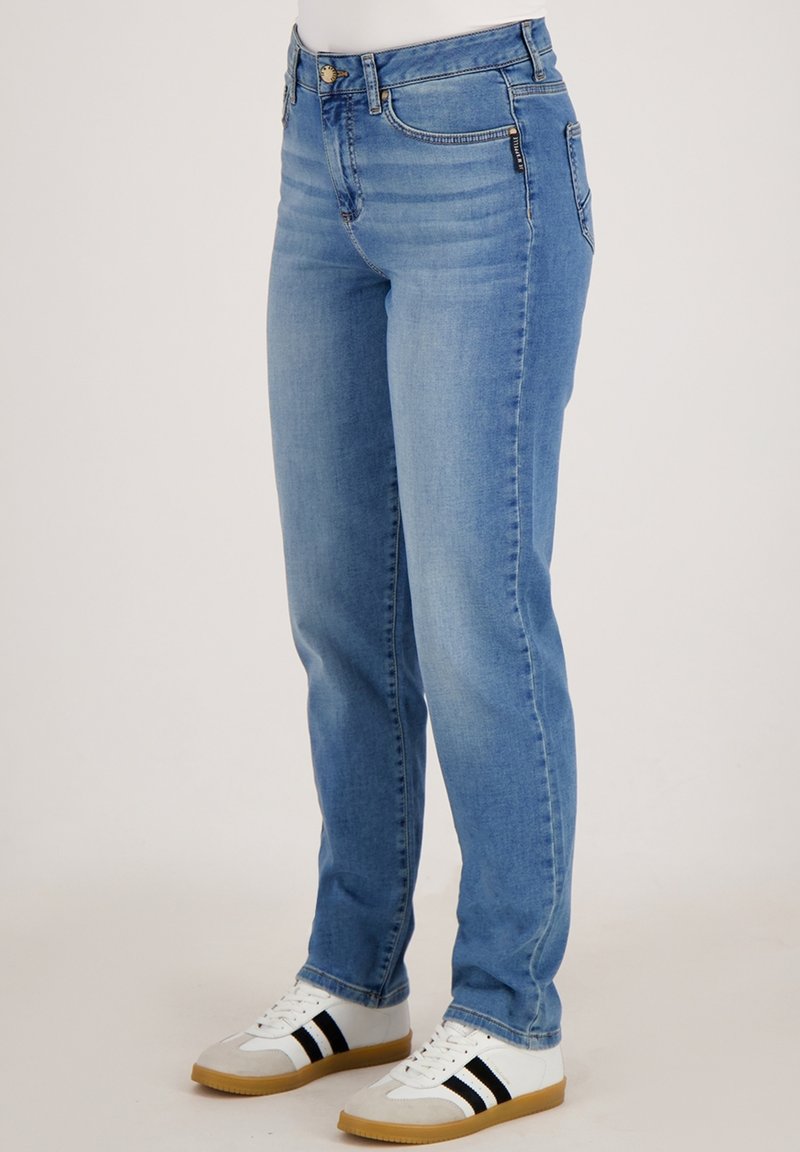 Lichtblauwe denim jeans met een rechte snit, vijf zakken en een lichte vervaging. Draag ze met witte sneakers met zwarte accenten.