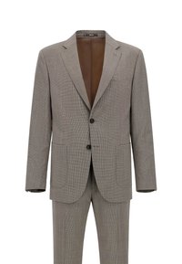 Traje gris claro hecho de tela estampada. Presenta un blazer de dos botones con solapas en pico y dos bolsillos frontales. Incluye pantalones a juego.