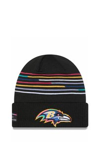 Bonnet en tricot noir avec des rayures horizontales multicolores et logo brodé des Baltimore Ravens sur le revers.
