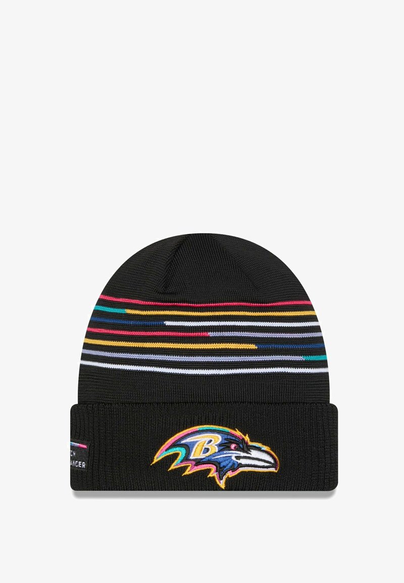 Schwarze Strickmütze mit mehrfarbigen horizontalen Streifen und gesticktem Baltimore Ravens-Logo auf dem umgeschlagenen Bündchen.