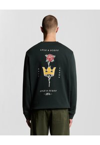 Grüne Sweatshirt mit einem grafischen Druck einer Rose und einer Krone auf der Rückseite, mit dem Text "LYLE & SCOTT" und "1874". Hergestellt aus weichem Stoff.