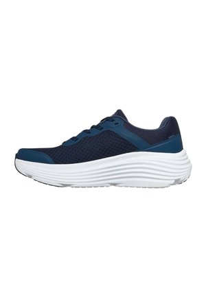 Scarpa sportiva blu navy con tomaia in mesh, sovrapposizioni blu scuro, lacci e suola spessa bianca imbottita vista di lato.