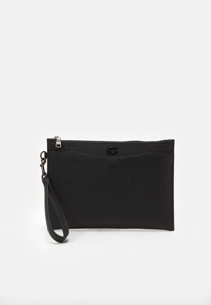 Schwarze rechteckige Wristlet-Clutch mit Reißverschluss, Fronttasche und abnehmbarem Handgelenksriemen vor weißem Hintergrund.