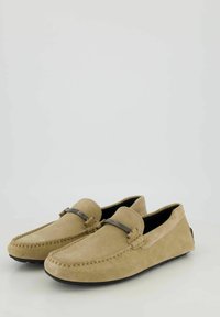 Beige Wildleder Slipper mit glatter Textur, gesticktem Design und metallischen Akzenten auf dem Obermaterial. Flexible schwarze Gummisohle.