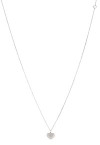 Collier à chaîne fine en argent avec un petit pendentif en forme de cœur orné d'un groupe de minuscules pierres étincelantes.