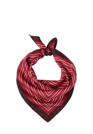 Rødt og mørkebrunt stribet bandana bundet i en knude, foldet til en trekantet form.