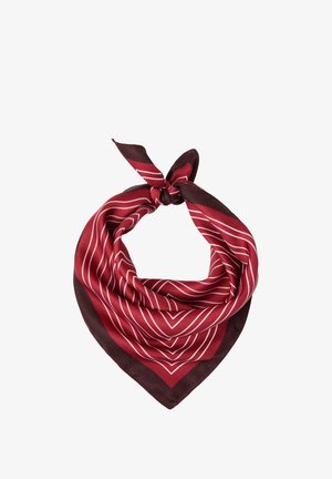 Rødt og mørkebrunt stribet bandana bundet i en knude, foldet til en trekantet form.