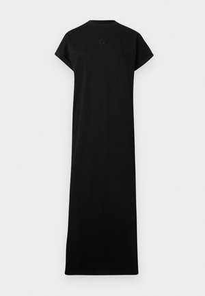 Abito nero realizzato in morbido tessuto, con maniche corte, scollo rotondo e silhouette maxi dritta. Dettaglio del logo sottile vicino al collo.