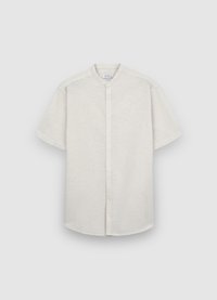 Chemise à manches courtes en beige clair avec une texture subtile, boutonnée à l'avant et col mao. Présente une coupe décontractée.