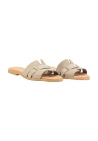 Sandalias deslizantes de ante beige con detalles recortados, suela de goma plana y plantilla acolchada para mayor comodidad.