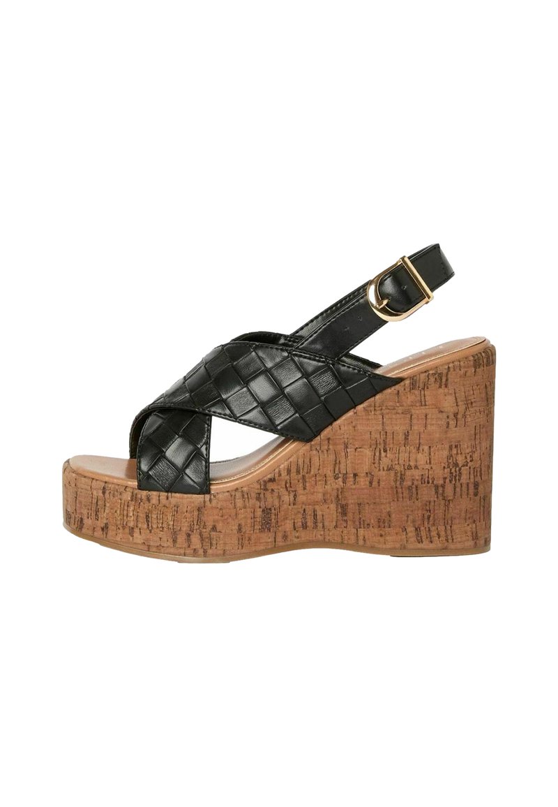 Sandalo wedge in pelle intrecciata nera con piattaforma in sughero, cinturino regolabile e design a punta chiusa. Presenta una finitura testurizzata e un accento in fibbia dorata.