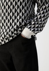 Scotch & Soda TEXTURED DROPPED SHOULDER LONG SLEEVE POLO - Striktrøje - white