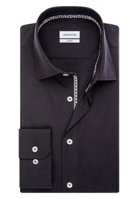 Camisa negra de manga larga con un cuello estructurado y botones blancos. Presenta un interior del cuello con un patrón y diseño de puños simples.