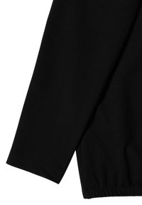 Zwarte longsleeve kledingstuk met een gladde textuur en elastische zoom. De mouw heeft een eenvoudige snit en is gemaakt van zachte stof.