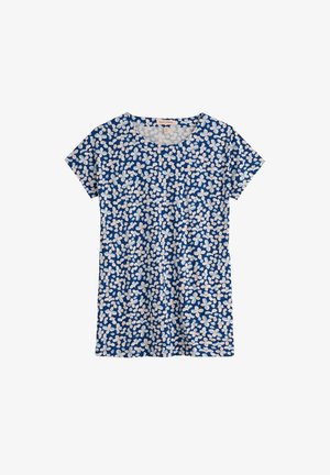 Tricou albastru cu mâneci scurte, cu model floral alb și roz deschis și cu decolteu rotund.