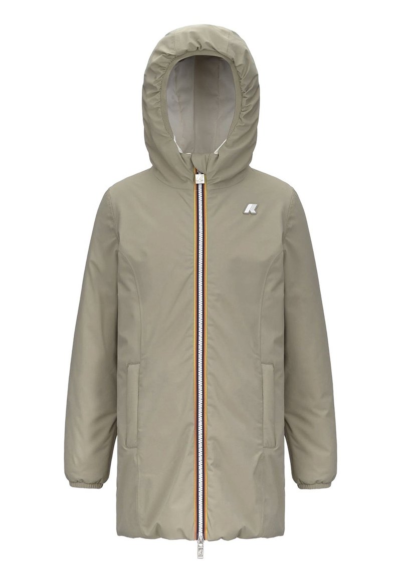Giubbotto invernale beige per bambini con cappuccio, zip frontale, tasche laterali, polsini elastici e piccolo logo sul petto.