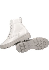 Botas de tobillo de cuero blanco con textura suave, puntera redonda, seis ojales y una suela de goma gris gruesa con un dibujo en el relieve.