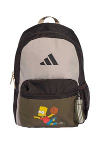 Zaino con corpo grigio e nero, caratterizzato da una tasca anteriore verde con un personaggio dei cartoni animati e un pallone da basket, e una tasca laterale in rete.