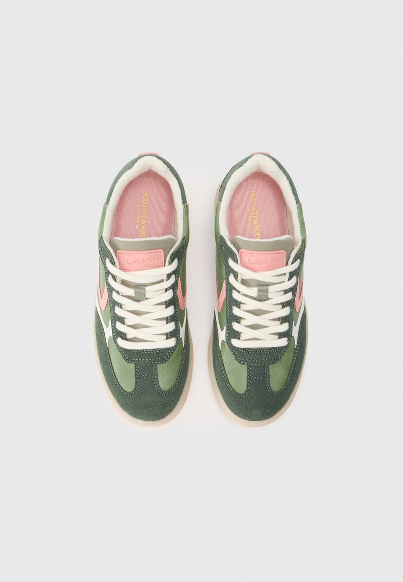 Groene en grijze suède sneakers met roze accenten, ronde neus, witte veters en een beige zool. Zachte voering en logo op de tong.