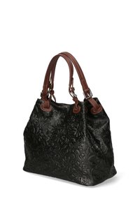 Borsa a mano in pelle nera con pattern floreali in rilievo, tracolle in pelle marrone e dettagli in metallo argentato. Forma rotonda, texture morbida.