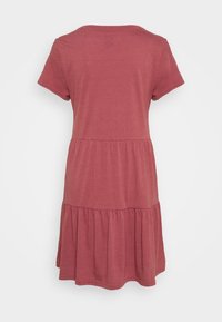 Robe midi à manches courtes en couleur rouille, fabriquée en tissu doux avec une jupe à volants froncés, texture lisse et décolleté rond.