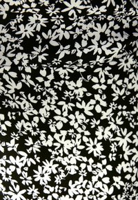 Tessuto nero con un motivo floreale bianco, caratterizzato da diverse forme e dimensioni di fiori. Texture liscia con un design uniforme in tutto il tessuto.