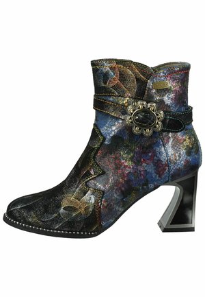 Stivaletto multicolore con superficie texturizzata, dotato di una cintura decorativa e un accento floreale. Tacco quadrato e dettagli di cucitura intricati.