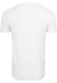 Hvid bomulds t-shirt med standard rund hals og korte ærmer. Bagsiden er ensfarvet uden grafik eller mønstre.