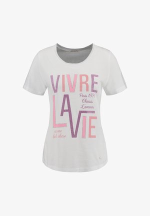 T-shirt blanc à manches courtes, col rond, avec un texte imprimé multicolore en rose et violet : « VIVRE LA VIE », avec des phrases supplémentaires en dessous.
