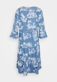 Blaues Midi-Kleid mit weißem Tropenpalmen-Druck, dreiviertellangen Glockenärmeln und gestuftem Rock, von hinten auf weißem Hintergrund gezeigt.