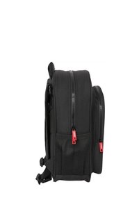 Zaino nero con due ampi scomparti, dotato di tasche laterali in rete e zip rosse. Realizzato in tessuto resistente, progettato per la funzionalità.