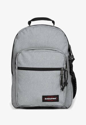 Grå ryggsäck med en texturerad tyg, med en framficka med dragkedja, svarta dragkedjespännen och en Eastpak-logotyp på den nedre framsidan.