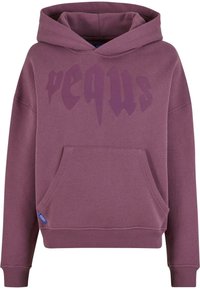 Lila kapucnis pulóver kenguruzsebbel, nagy grafikával a mellkasán, bordázott mandzsettákkal és aljjal, puha pamut keverékből készült.