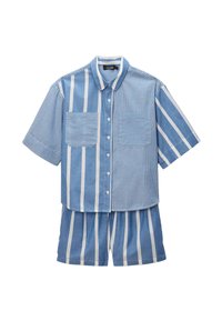 Ensemble de chemise à manches courtes rayée bleue et short assorti, avec un mélange de rayures larges et étroites, deux poches avant et un tissu léger.
