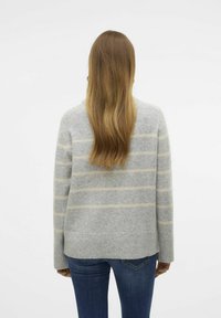 Maglione grigio a righe realizzato in morbido tessuto a maglia; presenta un colletto rotondo, maniche lunghe e orlo a coste. Visualizzato dal retro.