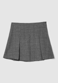 Mini-jupe plissée grise avec motif à carreaux noirs, posée à plat sur un fond clair.